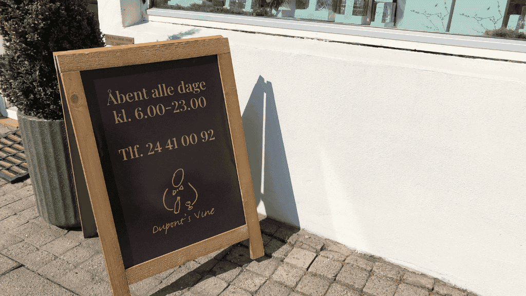 Schild mit Öffnungszeiten vor Duponts Vine